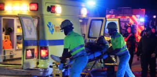 Chauffeur a keda pega den auto: Accidente serio na Sabana Liber dialuna marduga