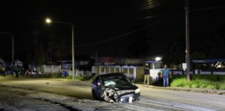 Accidente pisa diasabra marduga, chauffeur transporta den estado critico pa Hospitaal cu auto di famia