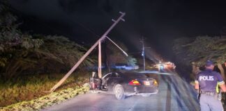 Chauffeur di Mercedes Benz a perde control cu su auto, a dal contra un palo di lus y a kibra esaki den dos