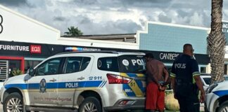 Dos homber deteni despues di a bringa ariba caya