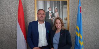 ALCALDE DI ISLA ROATAN A BISHITA ARUBA PA MIRA CON E INCINERATOR TA FUNCIONA