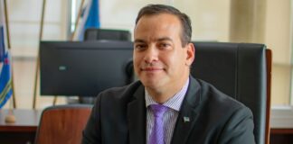 Minister Geoffrey Wever a bai atende e Caribbean Development Roundtable na Surinam organisa door di ECLAC