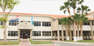 Politico charlatan pafor di parlamento por cay den man di husticia