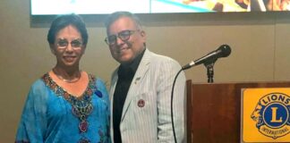 Sra. Lilly Prince a ricibi medaya di merito for di One Happy Island Lions Club.