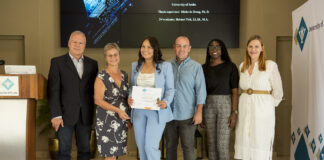 Vicky Benavidez a gradua como Bachelor den Organization, Governance and Management (OGM)