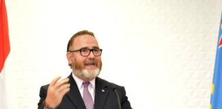 Minister Glenbert Croes PRONTO ARUBA LO BENEFICIA DI LOCUAL A LOGRA NA ECUADOR