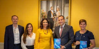 Mr. dr. Germaine Rekwest a presenta su promotieonderzoek na Minister Geoffrey Wever