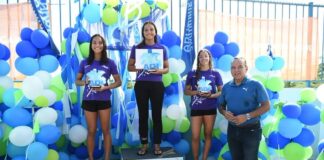 MINISTER ENDY CROES A ENTREGA PREMIO NA E GANADONAN DI 20 ARUBA DOLPHINS INVITATIONAL 2022.