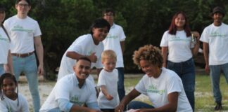 Wendrick Cicilia y Sarah-Quita Offringa ta anuncia: THINK COMMON GOOD BEACH CLEAN UP