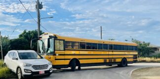 Bus a subi caminda, subi auto