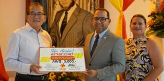 PARTIDO MEP TA HACI DONACION DI 3000,- FLORIN NA FUNDACION BAN UNI MAN PA CRIA NOS MUCHANAN