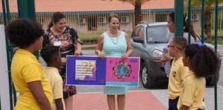 En conexion e Marcha Pa Nos Derechonan riba Dia International di Mucha, A HACI ENTREGA DI E PROME BORCHI NA PIUS X SCHOOL
