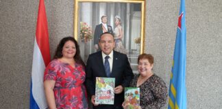 MINISTER ENDY CROES A RICIBI DOS BUKI EN CONEXION CU 30 AÑA DI FESTIVAL DI BUKI PA MUCHA.