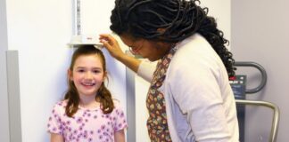 Cuido Salud Hubenil ta informa riba e saminacion preventivo di salud, desaroyo y bienestar di muchanan na scol.