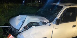 Na Paradera chauffeur di pick-up a bandona sitio despues di a kibra borchi enseñalacion y bolter