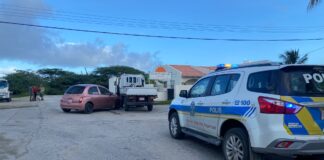 Dama turista coriendo auto di huur sin rijbewijs a causa accidente na Sero Blanco