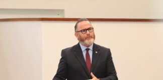 MINISTER CROES A CONTESTA PREOCUPACIONNAN DI PARLAMENTO ACERCA DI TUR LOKE TA PASANDO NA WEB