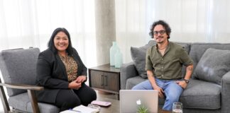 Minister Maduro a combersa cu Ivan di Worldbeat Records Aruba riba su proyectonan pa conserva e musica di Aruba