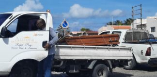 Flatbed di cas funeral transportando caha di morto envolvi den accidente