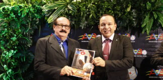 MINISTER ENDY CROES TA FELICITA ARUBAANSE VOETBAL BOND CU NAN 90 AÑA DI EXISTENCIA. 