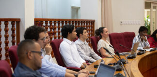 Minister Geoffrey Wever ta duna gastcollege Staatsrecht na studiantenan di Universidad di Aruba den sala di Parlamento 