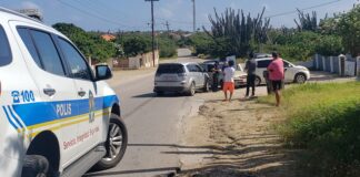 Tres auto envolvi den boksmento na Sero Preto