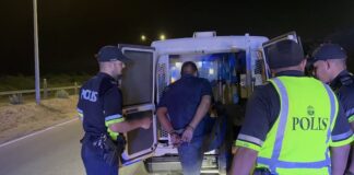 Auto a dal tras di otro pone cu un a drenta mondi riba Ser’i Teishi