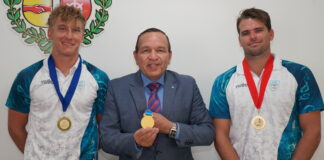 MINISTER ENDY CROES A RICIBI ATLETA MALIK HOVELING Y ETHAN WESTERA.