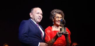 PREMIO NACIONAL CRIOYO DI ORO OTORGA NA SRA. MAYBELLINE ARENDS – CROES.