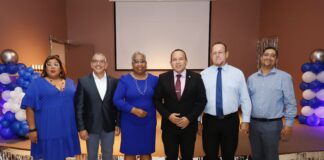 MINISTER ENDY CROES TA FELICITA Y GRADICI COLEGIO SAN AUGUSTIN CU 75 AÑA DEN ENSEÑANSA DI ARUBA.