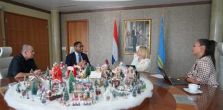 PROME MINISTER A REUNI CU STICHTING JANTJE BETON E FUNDACION TA NA ARUBA PA EXPLORA POSIBILIDAD PA ADOPTA SPEELTUIN.