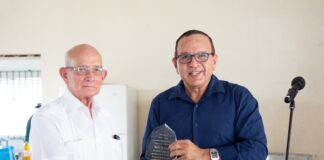MINISTER ENDY CROES A ENTREGA PREMIO DURANTE CELEBRACION DI 30 ANIVERSARIO DI DAMVERENINGING AROWAK