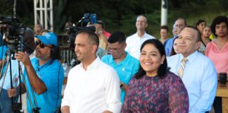 Minister Xiomara Maduro tabata na e desvelo di e Obra di Arte di Mosaico na e trapi di Rodgers Beach