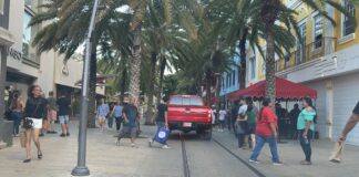 10 mil hende a bishita Caya Betico; Caya a hasi comeback den gran forma awor cu a habri bek pa auto