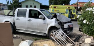 Chauffeur coriendo auto sin seguro ta causa accidente cu basta daño material
