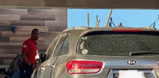 Disparo di un bala a destrui windshiel di un auto na Macuarima