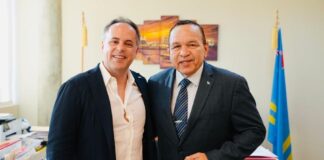 MINISTER ENDY CROES A REUNI CU EMPRESARIO SR. JASON MONANCO DI CANADA PA UN PROYECTO DEPORTIVO.