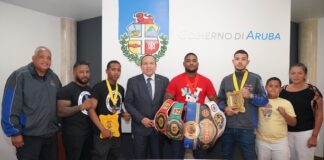MINISTER ENDY CROES RICIBI ATLETANAN DI MUAY THAI CU A CONKISTA VARIOS TITULO Y FAHA DI CAMPEON NA QUITO, ECUADOR. 