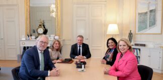 PROME MINISTER Y MINISTER DI FINANSA A REUNI CU VICE PRESIDENT DI RAAD VAN STATE, SEÑOR THOM DE GRAAF