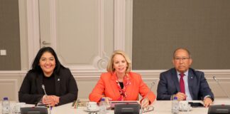 Minister di Finansa Xiomara Maduro a reuni cu e Comision di Relacion di Reino di Eerste Kamer pa brinda nan informacion financiero di Aruba