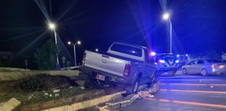 Hopi daño material na e rotonde di Cumana, despues cu pick up a subi esaki