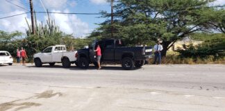 Un persona herida, despues di boksmento entre 3 auto