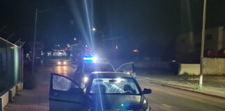 Chauffeur a drumi tras di stuur riba caminda di La Sallestraat