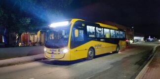 V-3301 a dal riba bus di Arubus pariba di Banco di Caribe y a sigui bay pero bumper a cay na Dakota