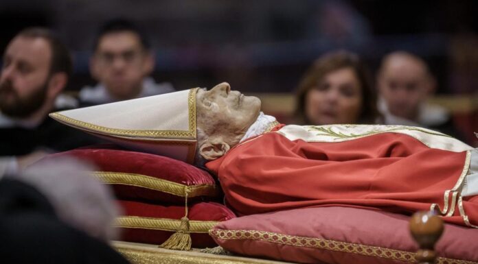 Acto di despedida a cuminza pa fayecido Papa Benedicto 16