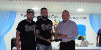 MINISTER ENDY CROES A ENTREGA PREMIO NA GANADONAN DI CAMPEONATO 2022 DI ARUBA SOFTBALL BOND.