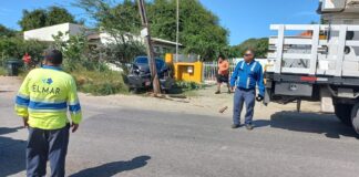 Chevrolet Aveo a perde control y bay dal contra un palo di luz