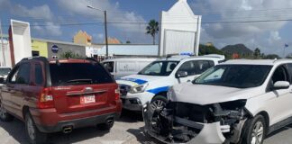 Señora a lora dilanti otro auto pabou di ex codemsa