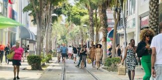 Mas di 8000 persona a acudi bispo di aña den caya; desde a kita tram, caya a haya bida