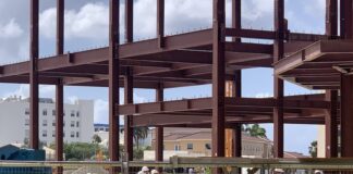 Homber a cay for di cuatro meter halto na sitio di construccion di hotel